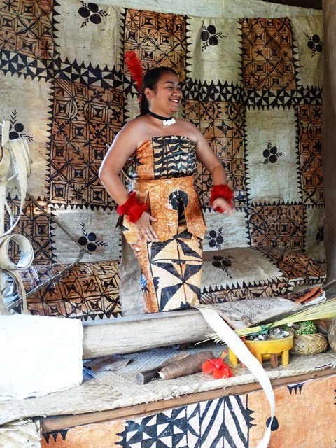 photo of Tongan woman demonstrating the making of tapa