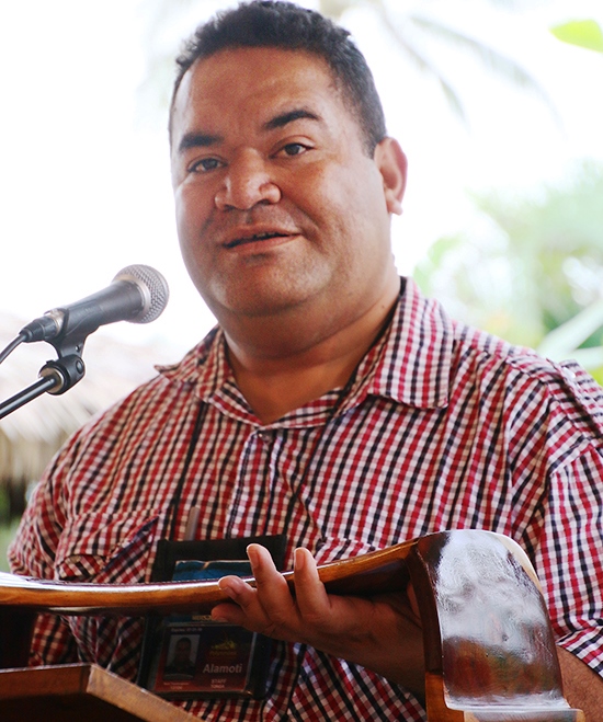 'Mot'i Taumoepeau presents a Tongan pillow to Carolyn Hannemann - photo courtesy of Mike Foley
