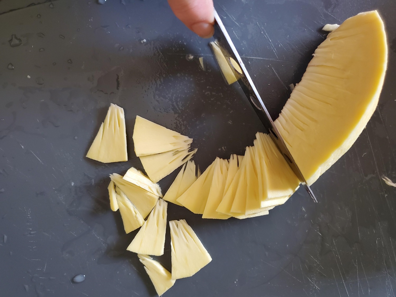 photo of ulu sliced and peel being sliced into thin 'chips'