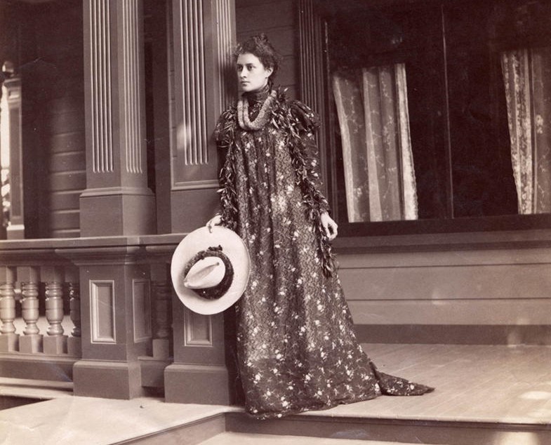 image of Kaiulaini (Kalua) sometime between 1896-1898 on her front porch in Hawaii