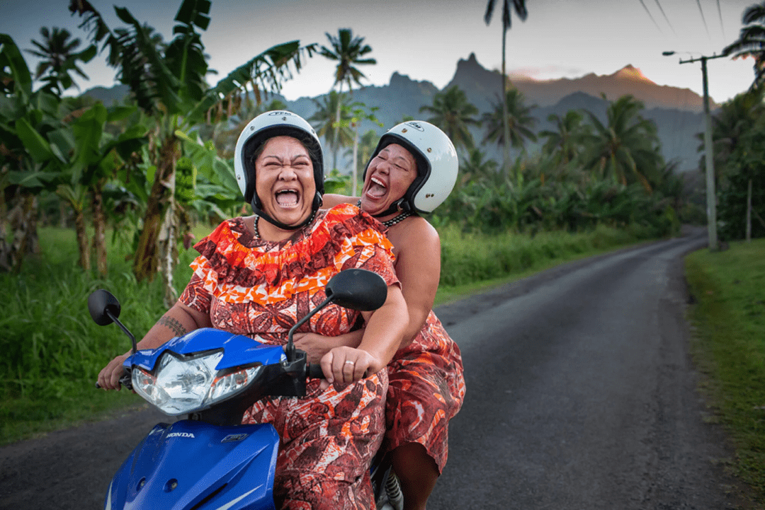 Women on moped - polynesia.com | blog