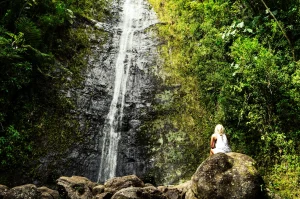 A lady facing the Manoa falls.